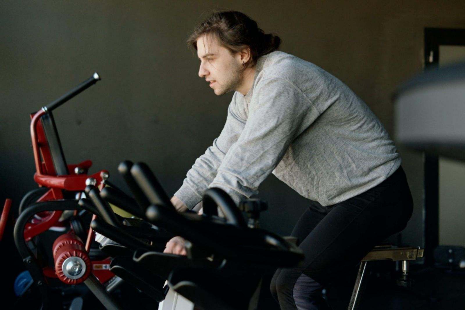 You are currently viewing Indoor Cycling vs Treadmill: Choosing the Right Workout for You